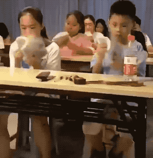 A GIF shows children practicing speed-reading at an extracurricular training center. From @深圳晚报 on Weibo