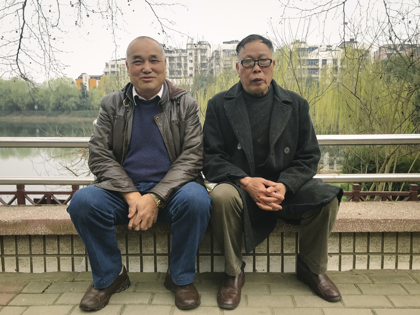 Zhao Fake (right) and his friend chew betel nuts near a park in Xiangtan, Hunan province, March 14, 2019. Wang Yiwei/Sixth Tone