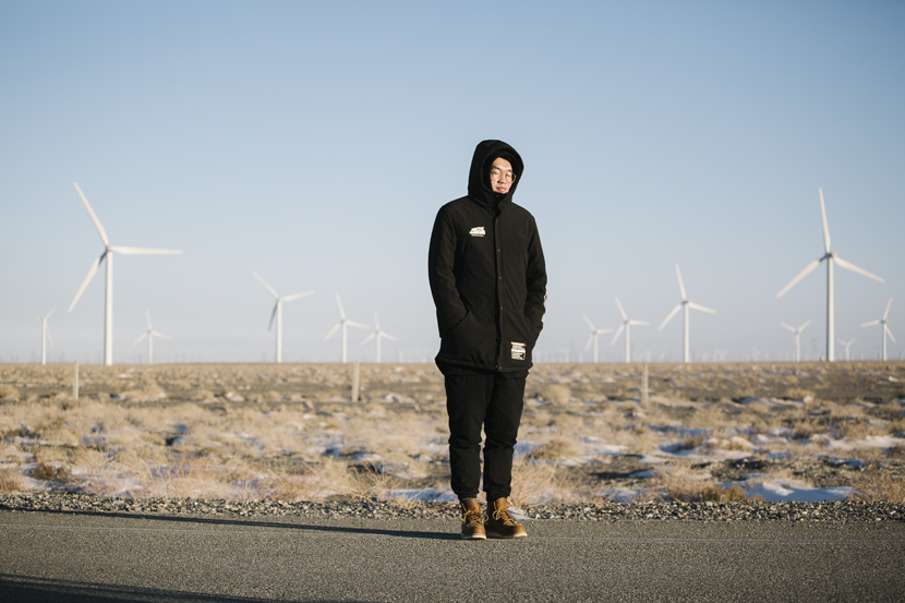 Luo Kai, a worker of the Jiuquan Wind Power Base, poses for a portrait at the wind farm in New Yumen, Gansu province, Dec. 10, 2018. Wu Huiyuan/Sixth Tone