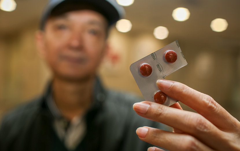 A patient shows his anti-cancer medicine in Haikou, Hainan province, Jan. 25, 2019. Yuan Chen/VCG