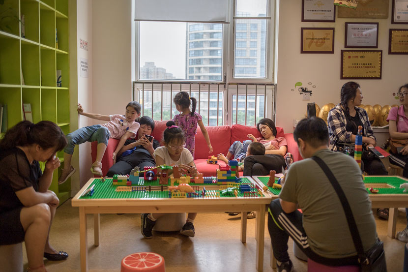 Parents and children take a break at an extracurricular training center in Beijing, May 26, 2019. Li Jianguo/VCG