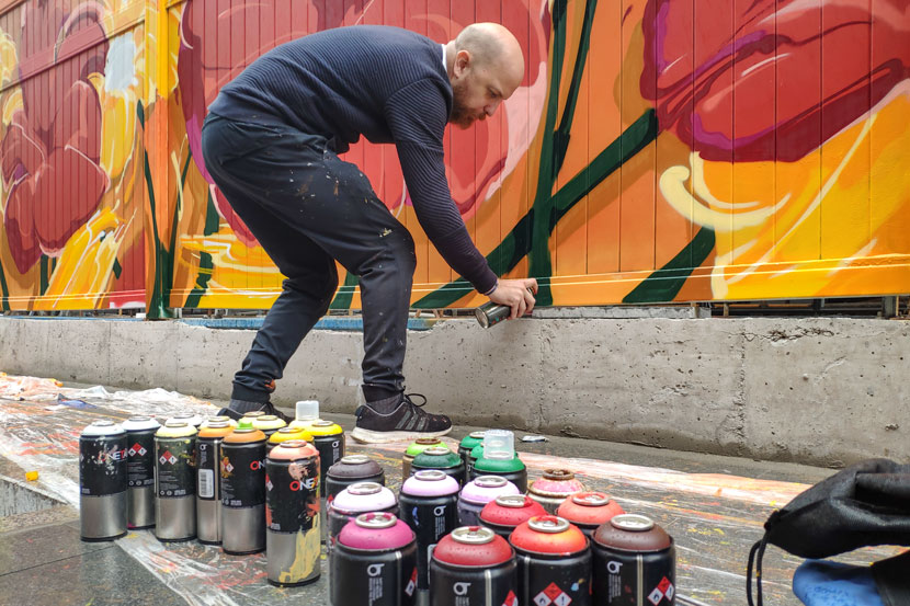 Paul Dezio paints graffiti on Moganshan Road in Shanghai, Nov. 13, 2019. Kenrick Davis/Sixth Tone
