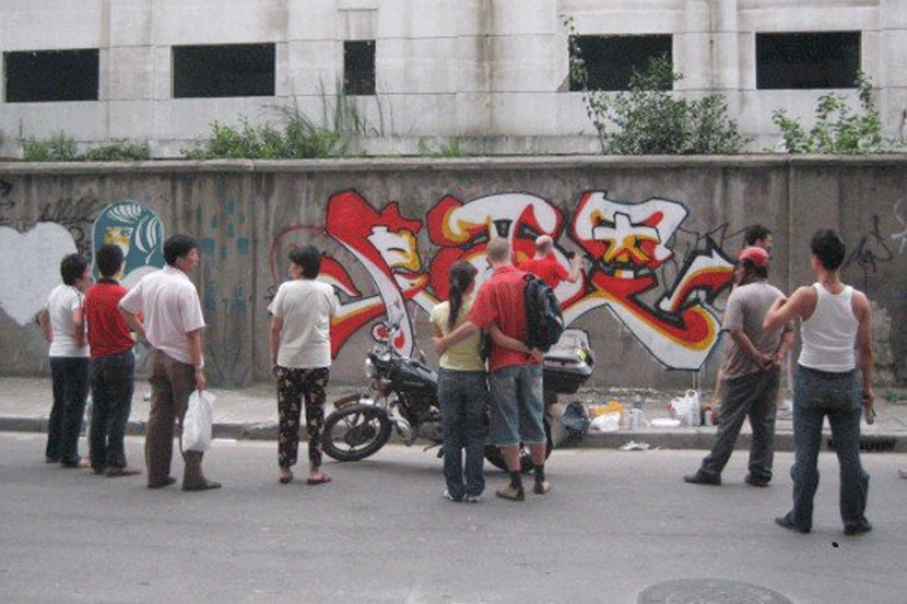 A GIF shows residents watching Paul Dezio’s creation process and his finished product on Moganshan Road in 2007. Courtesy of Paul Dezio