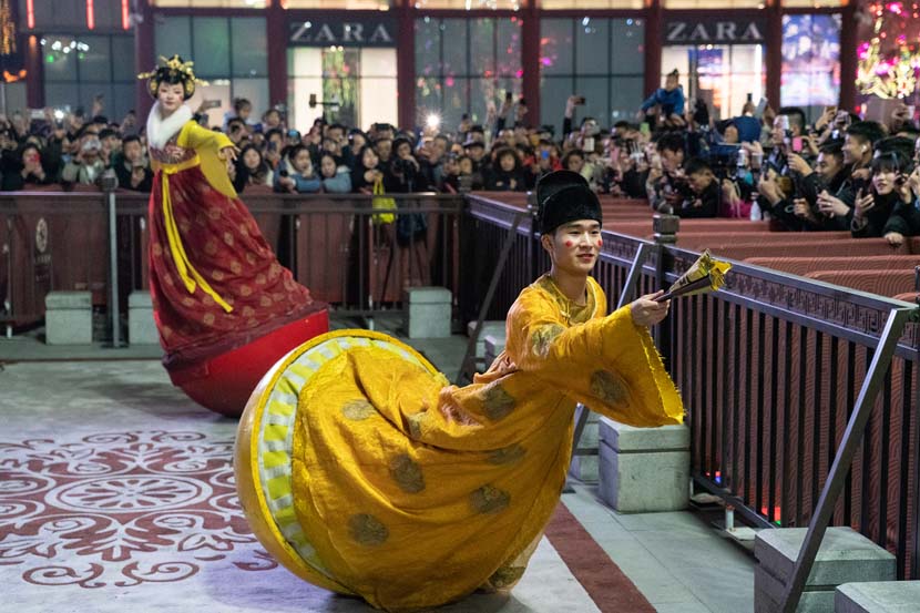 “Roly-poly toy” performers entertain a crowd at the Great Tang All Day Mall in Xi‘an, Shaanxi province, Dec. 5, 2019. Lei Jia/VCG