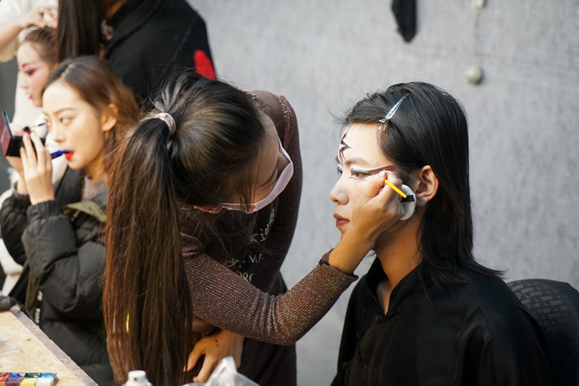 An actor prepares backstage for “Mythic Stories of Fanling Township” in Shenyang, Liaoning province, Nov. 3, 2019. Hannah Lund/Sixth Tone
