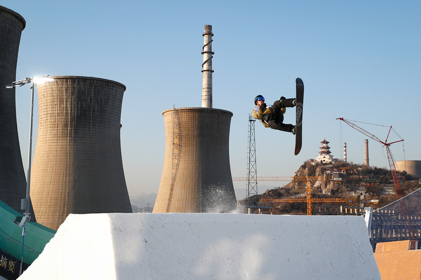 A snowboarder competes in the 2019 Air+Style Beijing FIS Snowboard World Cup at Shougang Park in Beijing, Dec. 12, 2019. Fu Tian/CNS