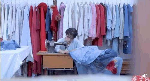 A GIF shows Li Ziqi making her own clothes. From 腾讯视频