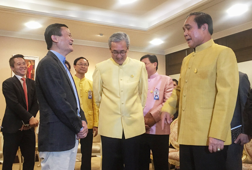 Jack Ma (left) talks to Thailand’s Prime Minister Prayut Chan-ocha (right) and vice-premier Somkid Jatusripitak (center) during the 2nd Asia Cooperation Dialogue summit in Thailand, 2016. Jian Zheng