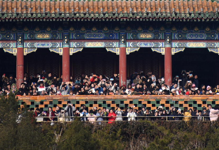 Visitors gather at Jingshan Park, which overlooks the Forbidden City, after a snowfall in Beijing, Nov. 30, 2019. Du Jia/VCG