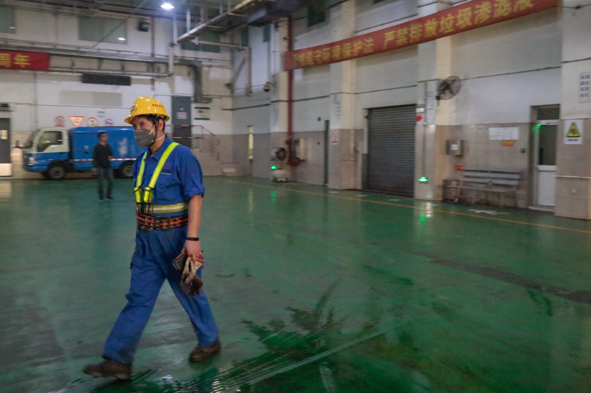 A worker at a waste transfer station in Shanghai, Oct. 17, 2019. Li You/Sixth Tone