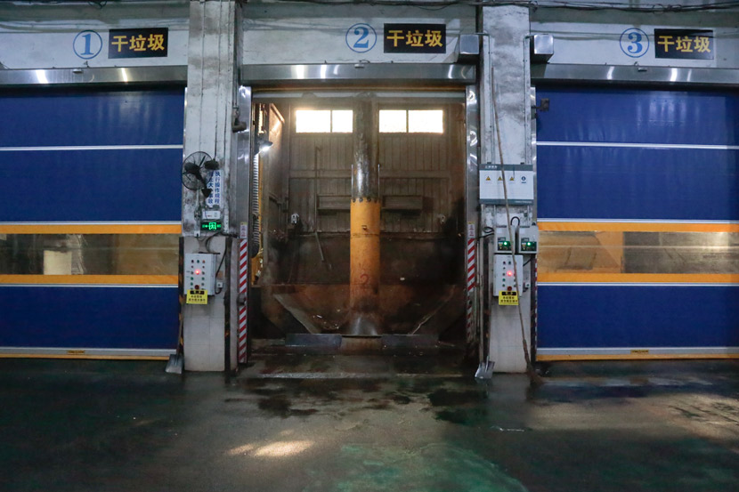 An interior view of a waste transfer station in Shanghai, Oct. 17, 2019. Li You/Sixth Tone