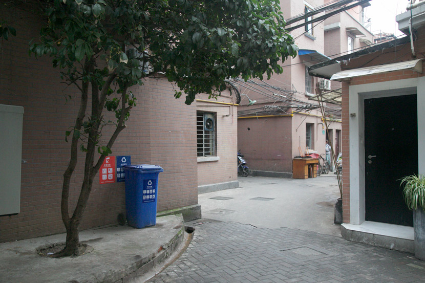A bin for recyclable waste in a neighborhood in Shanghai, Dec. 26, 2019. Li You/Sixth Tone