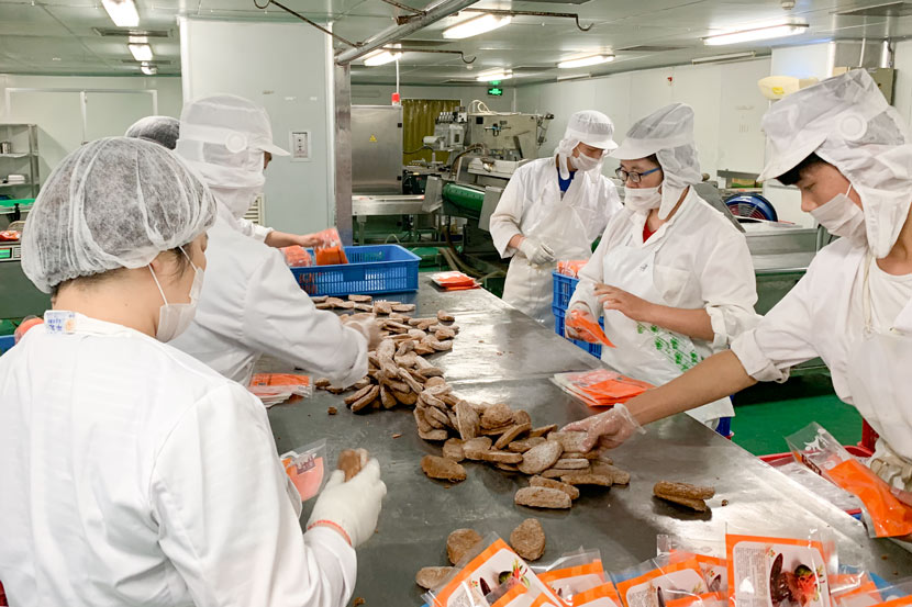 Workers at Hong Chang Biotechnology package frozen plant-based steaks at a factory in Suzhou, Jiangsu province, July 19, 2019. Xue Yujie/Sixth Tone
