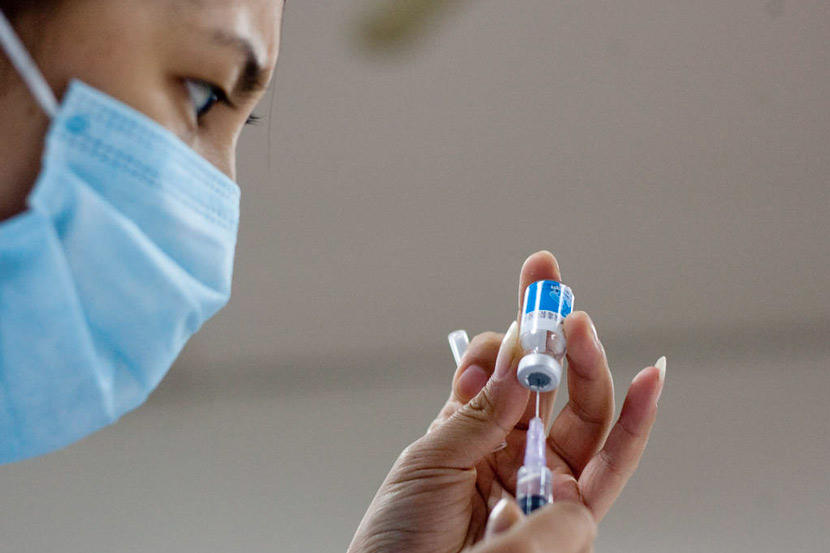 A nurse prepares a vaccine injection in Shanghai, 2009. Zhang Dong for Sixth Tone