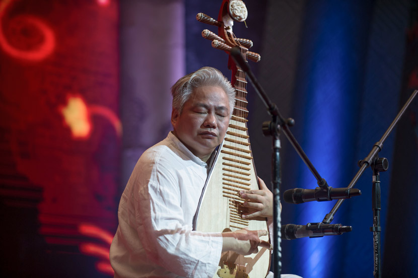 Fang Jinlong plays the ‘pipa’ in Guangzhou, Guangdong province, Aug. 29, 2014. Tuchong