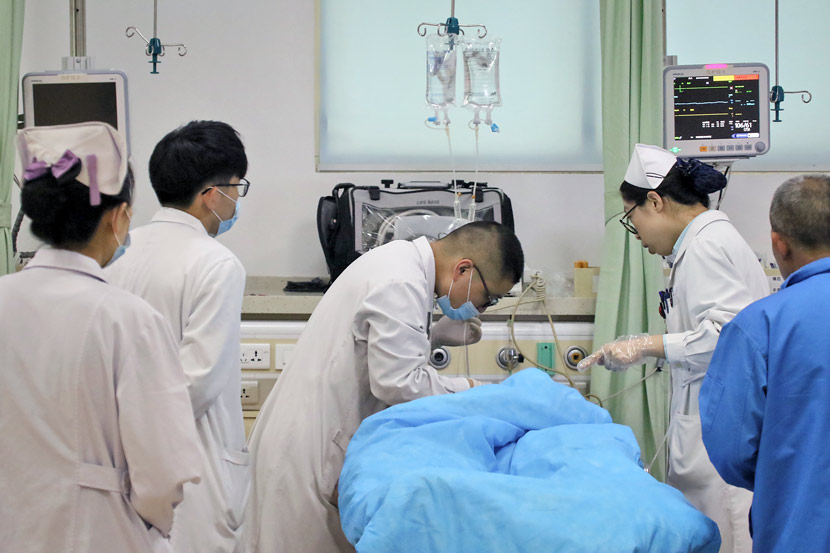 Medical staff treat a patient at an emergency room in Yantai, Shandong province, May 9, 2017. Tuchong