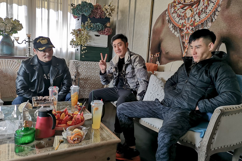 Actors Liu Guang (center), Ming Guang (left) and a friend drink tea in Hengdian Town, Zhejiang province, Jan. 15, 2020. Kenrick Davis/Sixth Tone