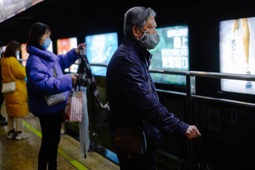 People wait for the next train to arrive at a subway station in Shanghai, Jan. 22, 2020. Wu Huiyuan/Sixth Tone