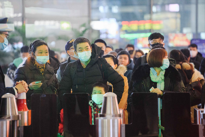 Passengers wait at a ticket barrier in Shanghai Hongqiao Railway Station in Shanghai, Jan. 23, 2020. Wu Huiyuan/Sixth Tone