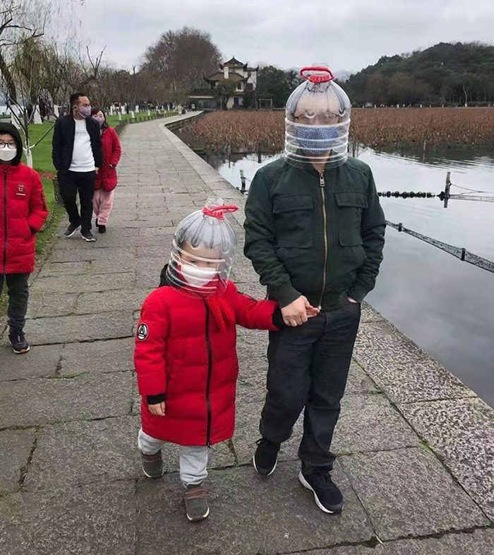 Tourists wear helmets made from plastic bottles. From @眼科小超人老梁 on Weibo