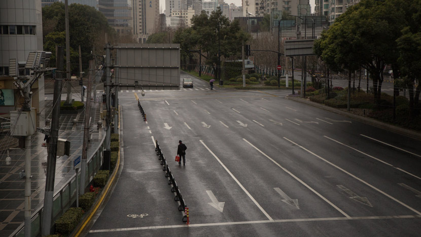 A view of a nearly deserted street in Shanghai, Feb. 6, 2020. Shi Yangkun/Sixth Tone