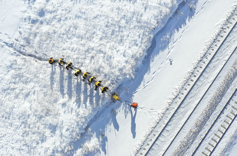 Railway troubleshooters cross a snow-covered road in Xilinhot, Inner Mongolia Autonomous Region, Jan. 13, 2020. Liu Lei/Xinhua