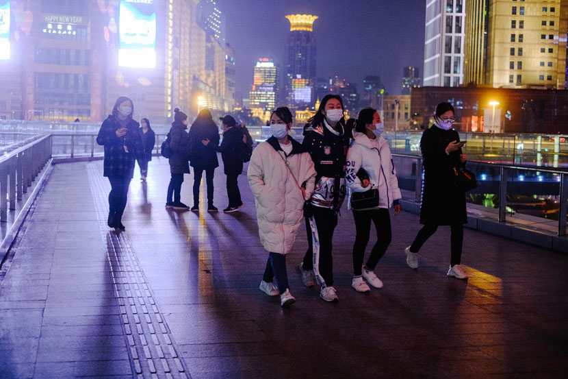 People wearing masks walk along Lujiazui, in Shanghai, Feb. 10, 2020. Wu Huiyuan/Sixth Tone