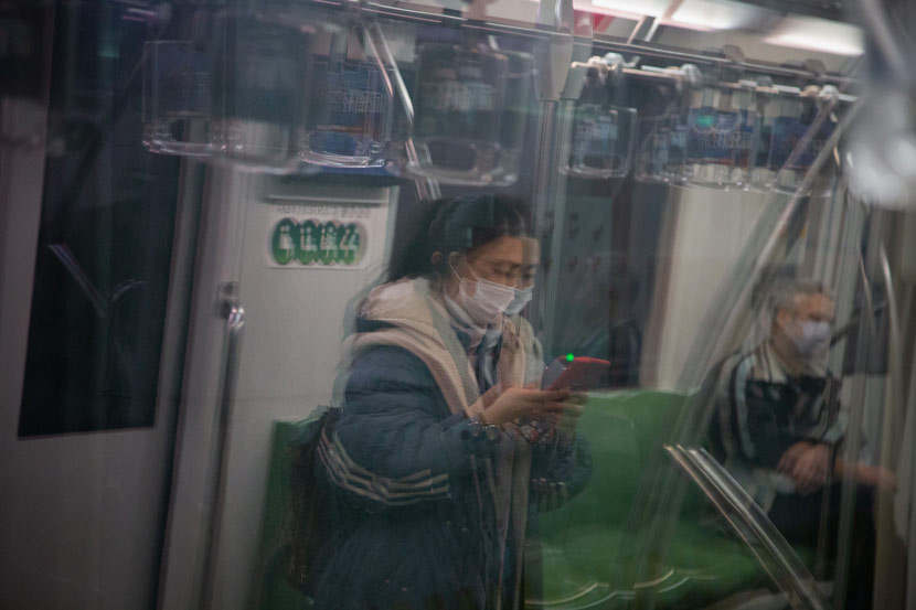 Passengers wear face masks on the subway in Shanghai, Feb. 12, 2020. Shi Yangkun/Sixth Tone