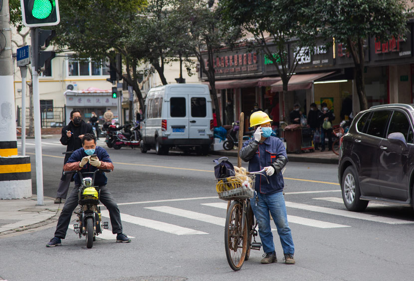 Workers wear face masks in Shanghai, Feb. 12, 2020. Shi Yangkun/Sixth Tone