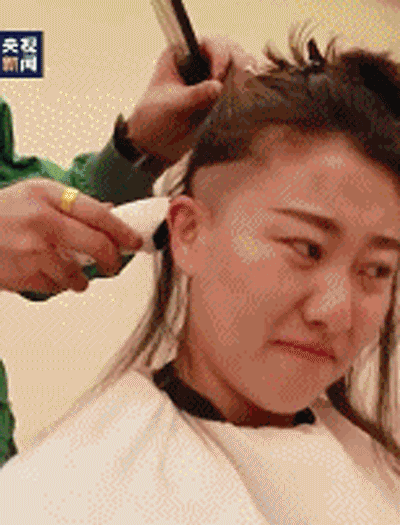 A GIF shows the female medical workers from the hospital in Gansu province having their heads shaved before leaving to serve on the front lines of the coronavirus epidemic. From @央视新闻 on Weibo