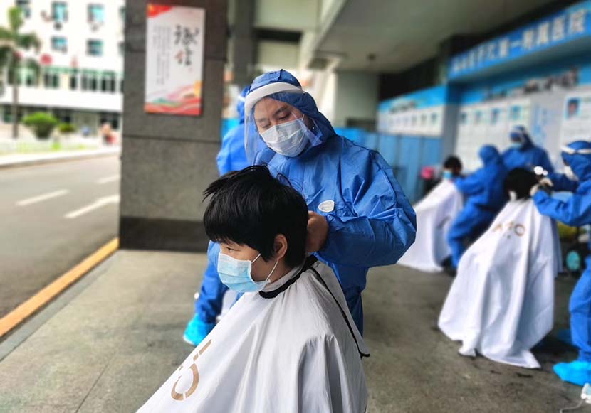 Staff from Cai Bozheng’s barbershop give haircuts to female medical workers who will serve on the front lines of the COVID-19 epidemic, Haikou, Hainan province, February 2020. Courtesy of Cai Bozheng