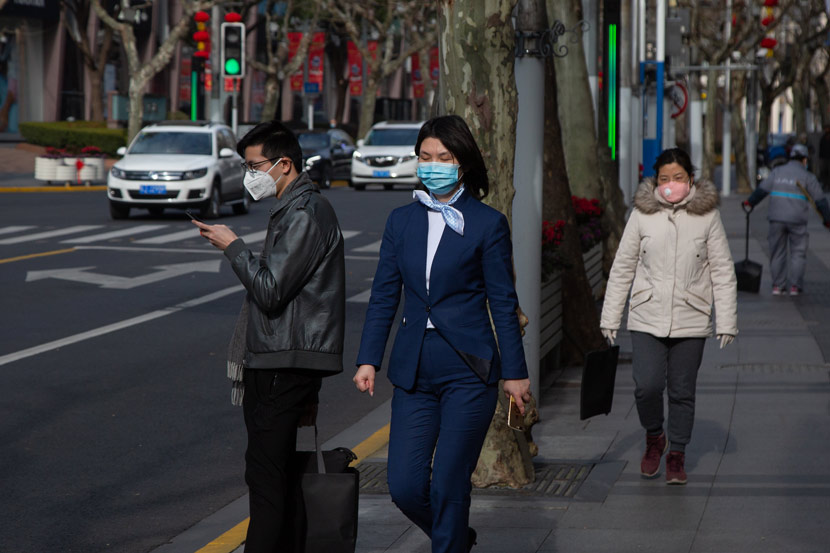 People wear face masks in public on the first official working day after the extended Spring Festival break, Shanghai, Feb. 10, 2020. Shi Yangkun/Sixth Tone