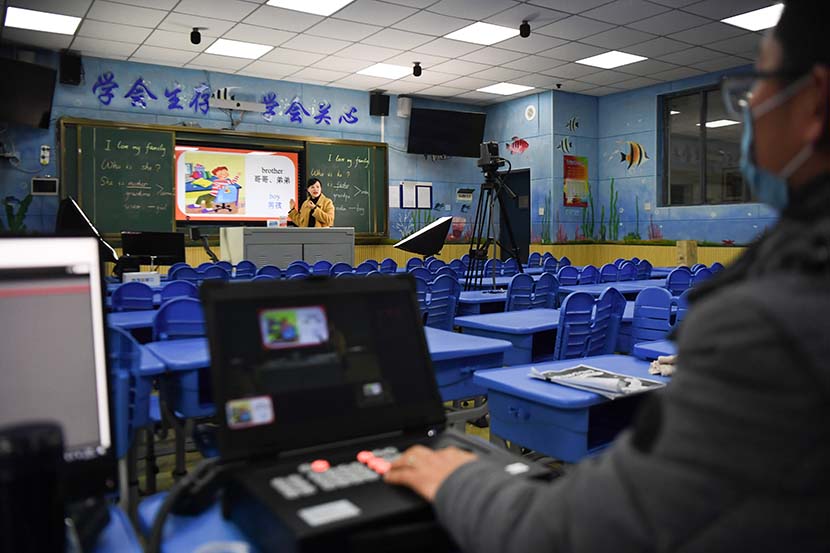An English teacher gives a livestreamed lecture at Lushan International Experimental School in Changsha, Hunan province, Feb. 10, 2020. Xinhua