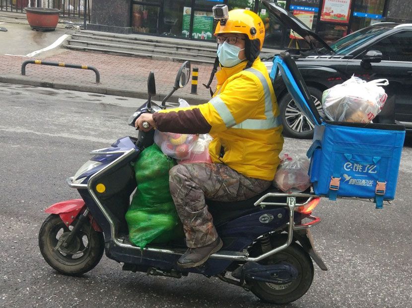 Lao Ji riding his scooter, Wuhan, Hubei province, February 2020. From @计六一六 on Weibo