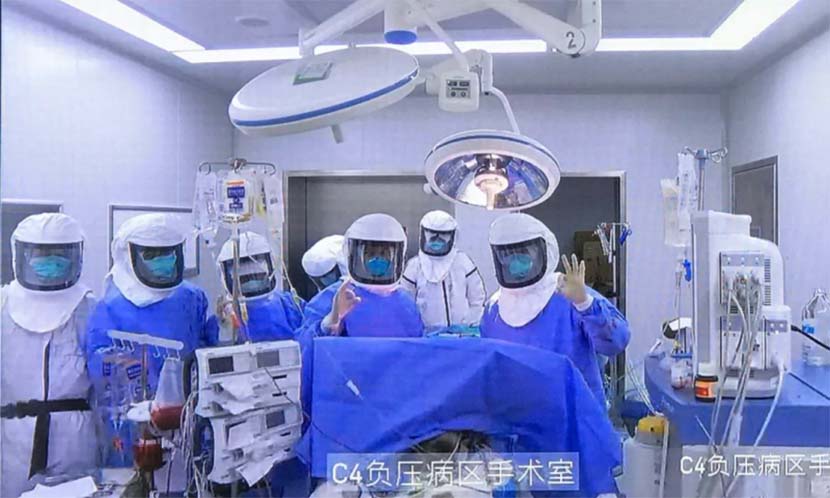 Medical workers pose for a photo after the successful lung transplant surgery in Wuxi, Jiangsu province, Feb. 29, 2020. From @陈静瑜肺腑之言 on Weibo