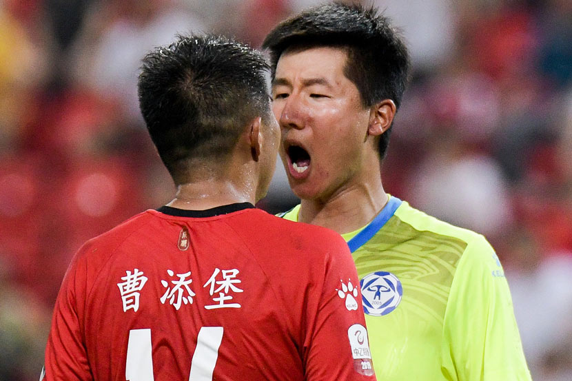 The Fujian Tianxin F.C. goalkeeper (in yellow) argues with an opponent from Chengdu Xingcheng F.C. during a China League Two match in Chengdu, Sichuan province, July 27, 2019. VCG