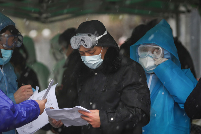 Medical workers and health officials review documents at Union Hospital Cancer Center in Wuhan, Hubei province, Feb. 15, 2020. Yuan Zheng for Sixth Tone