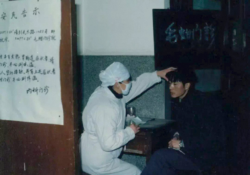 A doctor checks a patient during an outbreak of Hepatitis A in Shanghai, 1988. From @潜龙在渊围脖 on Weibo
