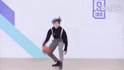 A GIF of Cai Xukun dribbling a basketball. From Weibo