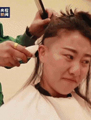A GIF shows female medical workers from a hospital in Gansu province having their heads shaved before leaving to serve on the front lines of the coronavirus epidemic. From @央视新闻 on Weibo