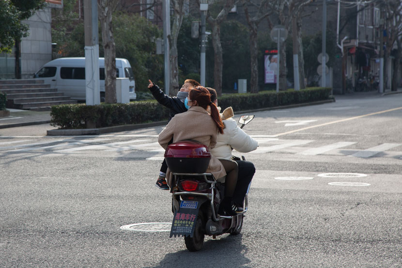 A family rides a scooter in Shanghai, Feb. 12, 2020. Shi Yangkun/Sixth Tone