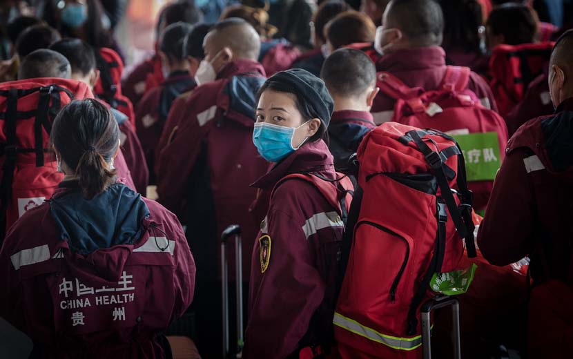 Medical workers sent to assist with COVID-19 treatment and control make their way through Wuhan Railway Station to return home, Hubei province, March 17, 2020. Xinhua