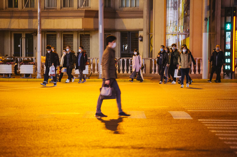 Pedestrians walk through a crossroad in Shanghai, Feb. 27, 2020. Wu Huiyuan/Sixth Tone