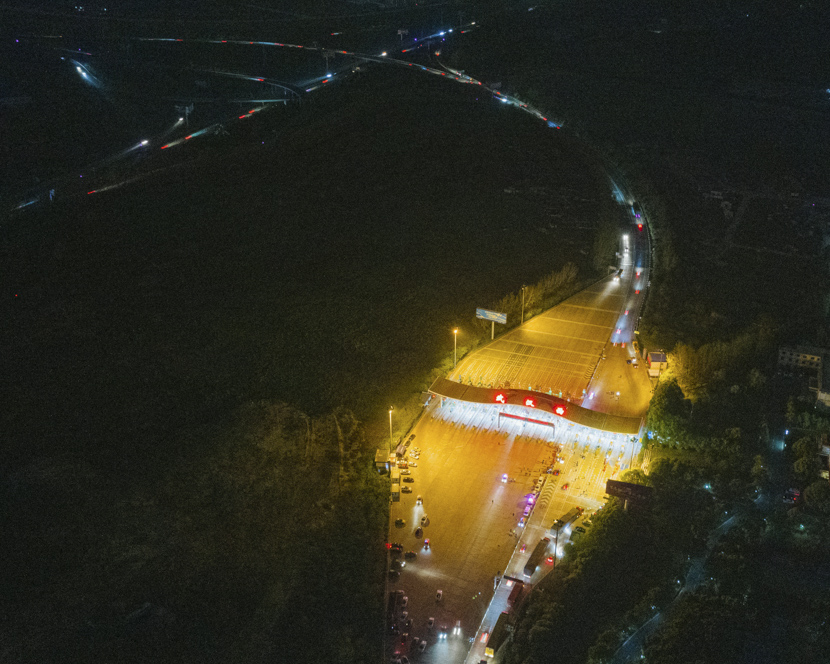 An aerial view of vehicles passing through a toll station in Wuhan, Hubei province, April 8, 2020. Sun Zhan for Sixth Tone