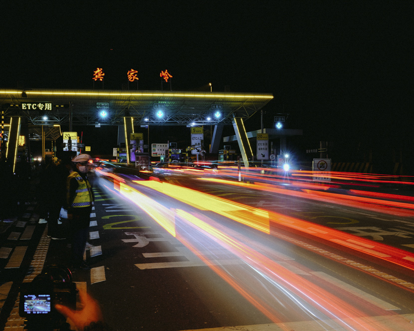 Vehicles pass through the Gongjialing toll station in Wuhan, Hubei province, April 8, 2020. Shi Yangkun/Sixth Tone