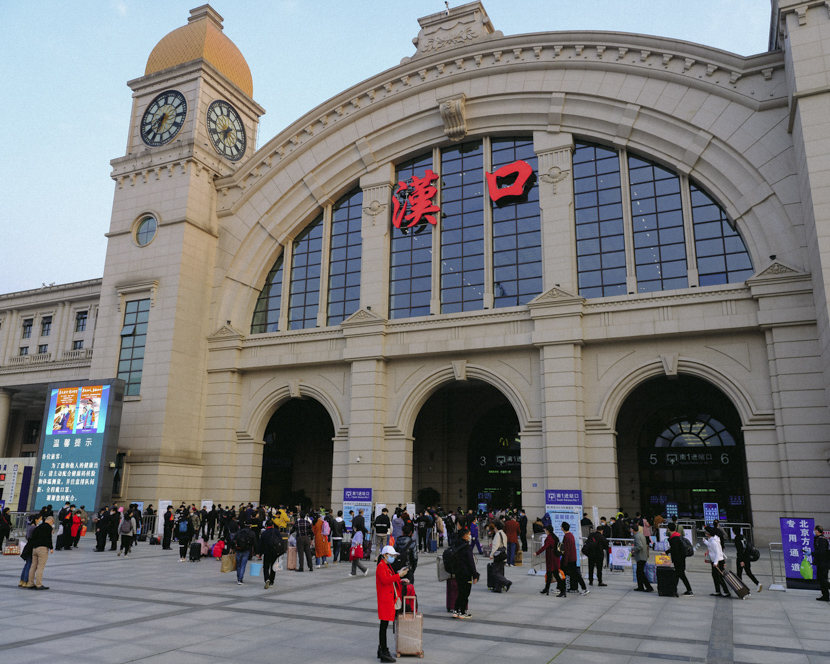 Passengers congregate outside Hankou Railway Station in Wuhan, Hubei province, April 8, 2020. Shi Yangkun/Sixth Tone