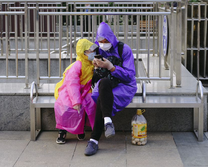 A father and daughter wait outside Hankou Railway Station in Wuhan, Hubei province, April 8, 2020. Shi Yangkun/Sixth Tone