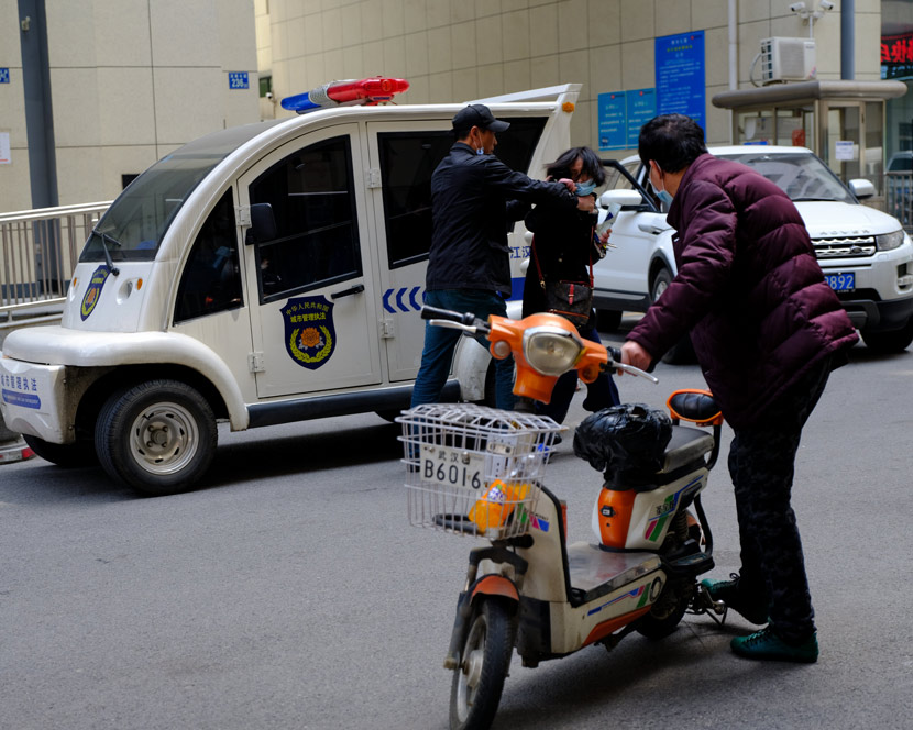 A couple fights on their way to the Jianghan District marriage registration bureau in Wuhan, Hubei province, April 8, 2020. Shi Yangkun/Sixth Tone