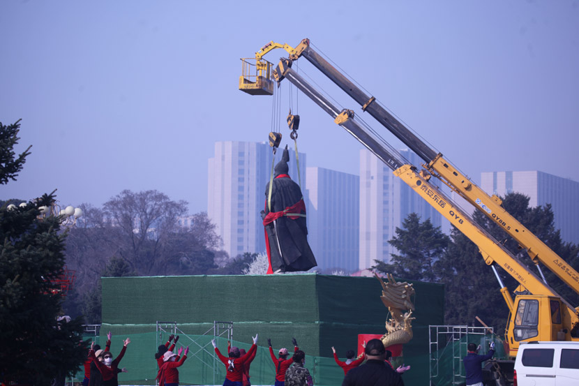 A statue of Huang Taiji, the first Emperor of the Qing dynasty, is rushed to repairs at Beiling Park in Shenyang, Liaoning province, April 11, 2020. Zhao Jingdong/People Visual