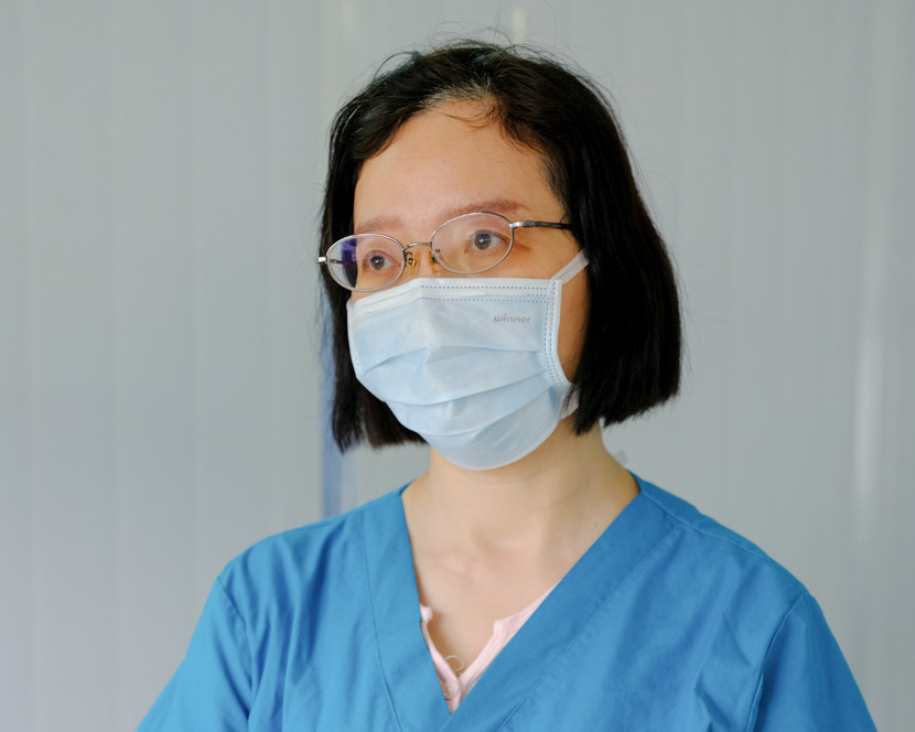 Doctor Zhou Qing poses for a photo at Leishenshan Hospital in Wuhan, Hubei province, April 10, 2020. Shi Yangkun/Sixth Tone